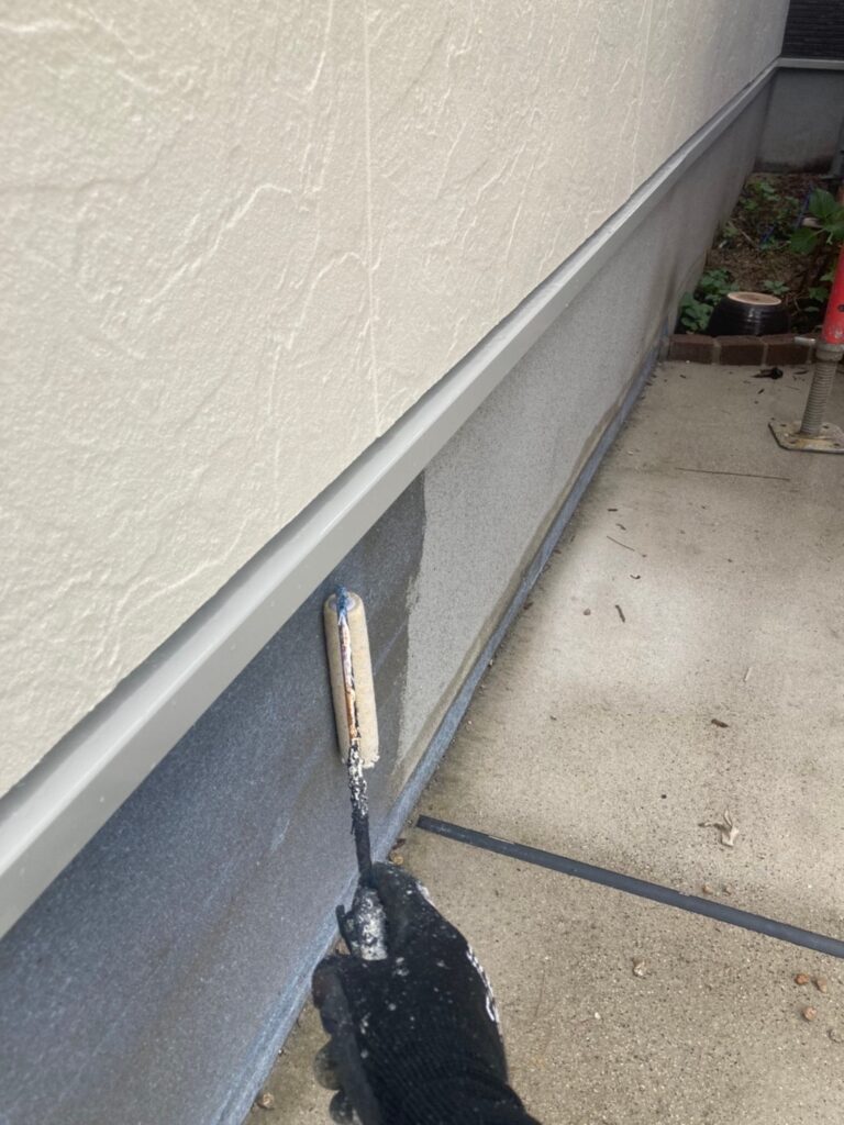 福岡県小郡市 I様邸【住宅塗装】作業工程:基礎巾木塗装 写真2