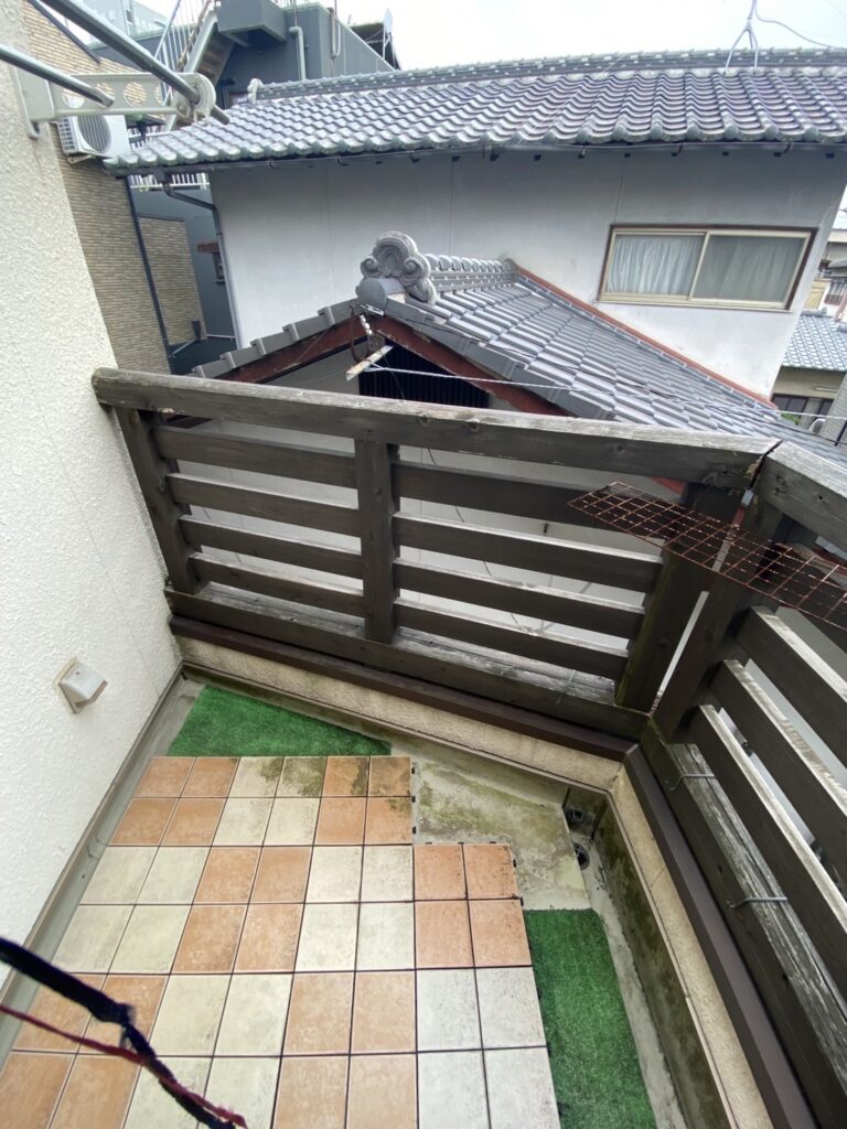 福岡県福岡市 N様邸【住宅塗装】作業工程:バルコニー木製手摺り撤去 写真1