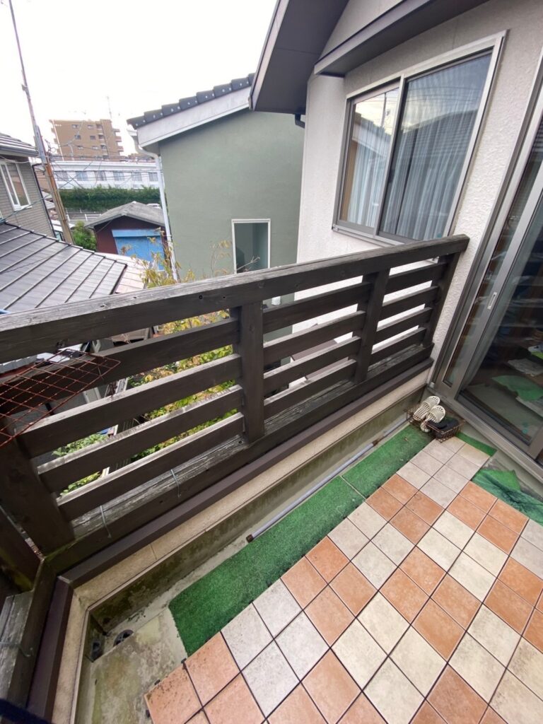 福岡県福岡市 N様邸【住宅塗装】作業工程:バルコニー木製手摺り撤去 写真2