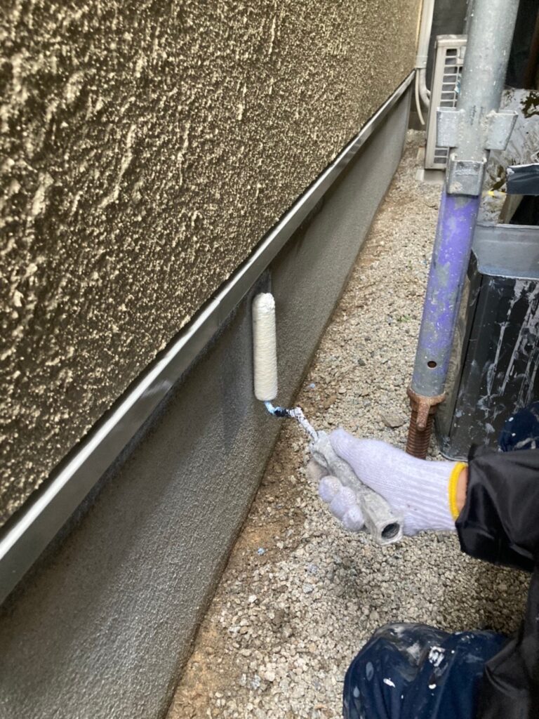 福岡県福岡市 N様邸【住宅塗装】作業工程:基礎巾木塗装 写真2