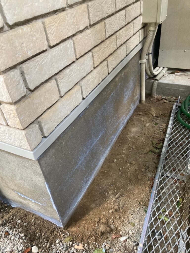 福岡県福岡市 N様邸【住宅塗装】作業工程:基礎巾木塗装 写真3