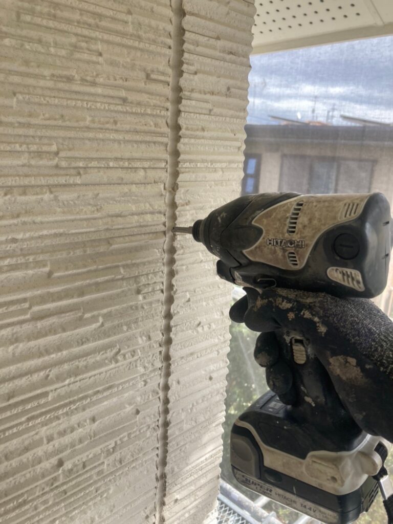 福岡県福岡市城南区 H様邸【住宅塗装】作業工程：コーキング工事 写真1