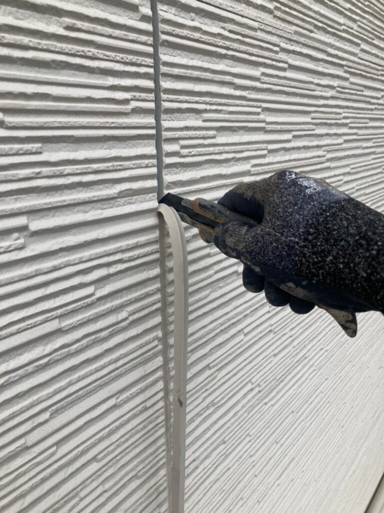 福岡県福岡市城南区 H様邸【住宅塗装】作業工程：コーキング工事 写真2