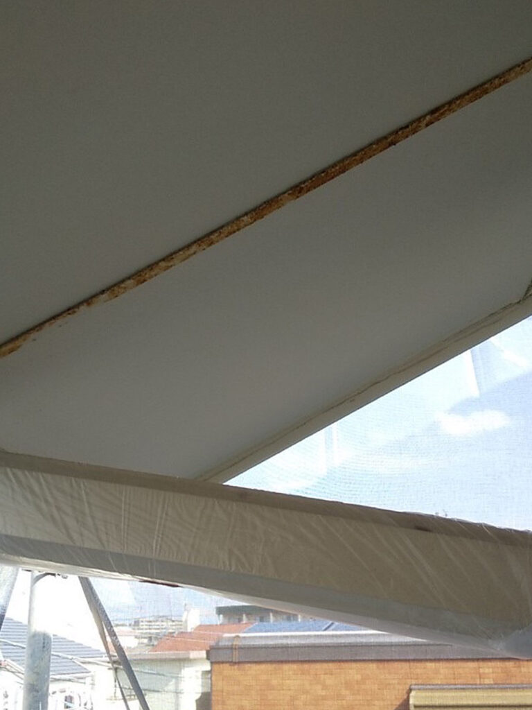 福岡県福岡市城南区 H様邸【住宅塗装】作業工程：軒天塗装 写真1