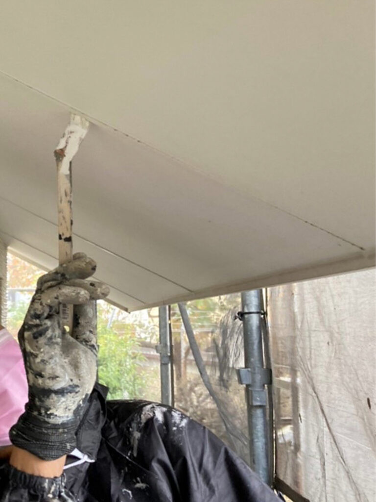 福岡県福岡市城南区 H様邸【住宅塗装】作業工程：軒天塗装 写真4