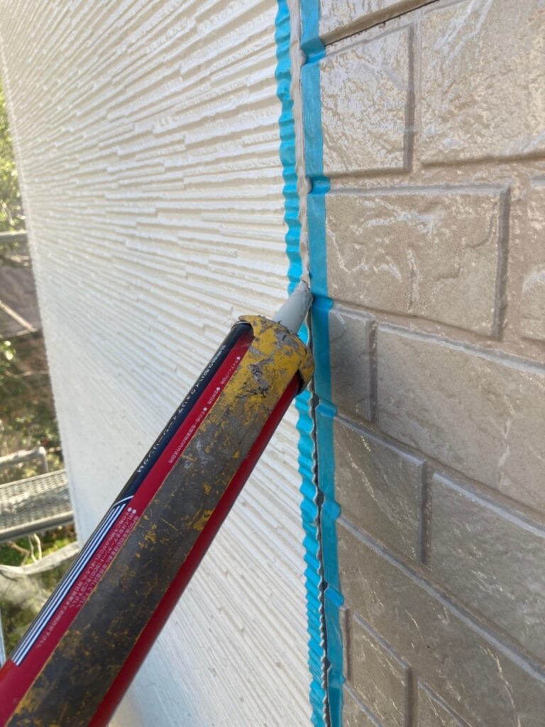 福岡県福岡市城南区 H様邸【住宅塗装】作業工程：仕上げコーキング(後打ち) 写真7