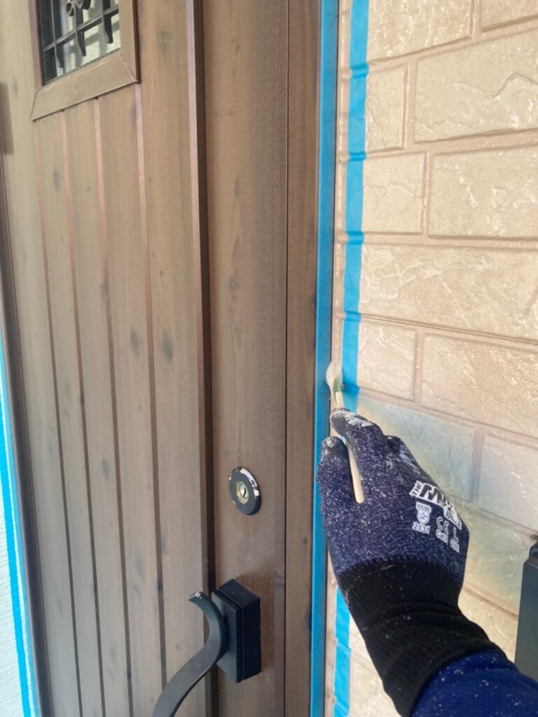 福岡県福岡市城南区 H様邸【住宅塗装】作業工程：仕上げコーキング(後打ち) 写真4