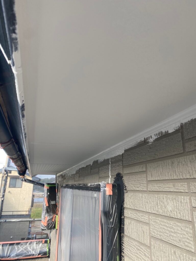 福岡県糟屋郡 N様邸【住宅塗装】作業工程：軒天塗装 写真4