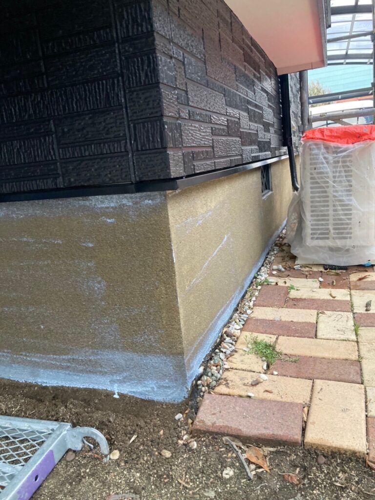 福岡県糟屋郡 N様邸【住宅塗装】作業工程：基礎巾木塗装 写真4