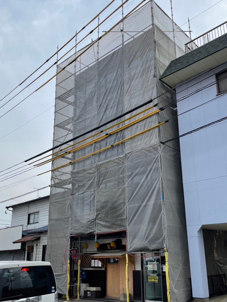 福岡県八女市 テナントビル【改修工事】足場組立 写真1