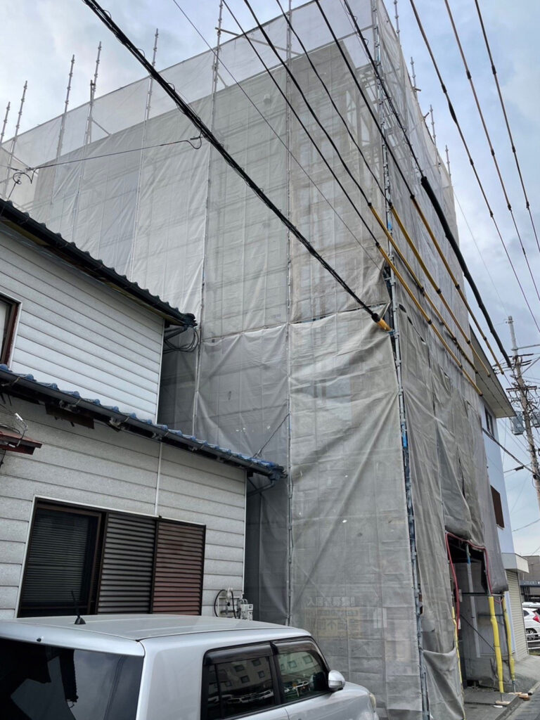 福岡県八女市 テナントビル【改修工事】足場組立 写真3