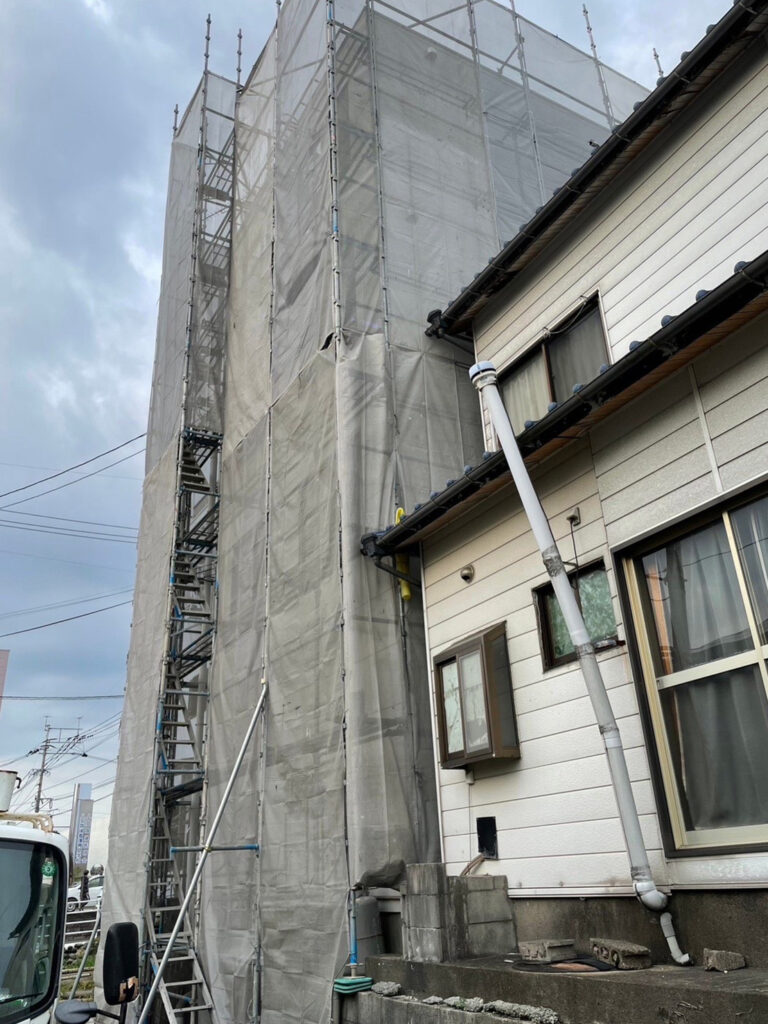 福岡県八女市 テナントビル【改修工事】足場組立 写真4