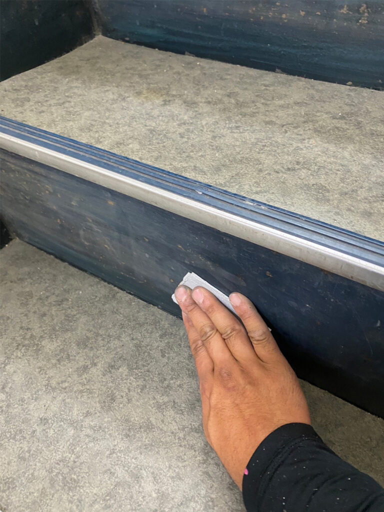 福岡県八女市 テナントビル【改修工事】屋内階段鉄部塗装 写真1