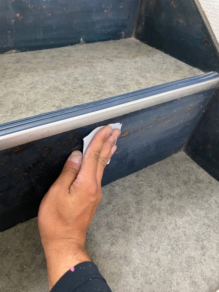 福岡県八女市 テナントビル【改修工事】屋内階段鉄部塗装 写真2