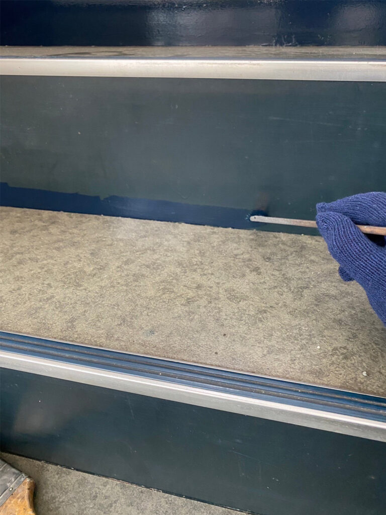 福岡県八女市 テナントビル【改修工事】屋内階段鉄部塗装 写真3