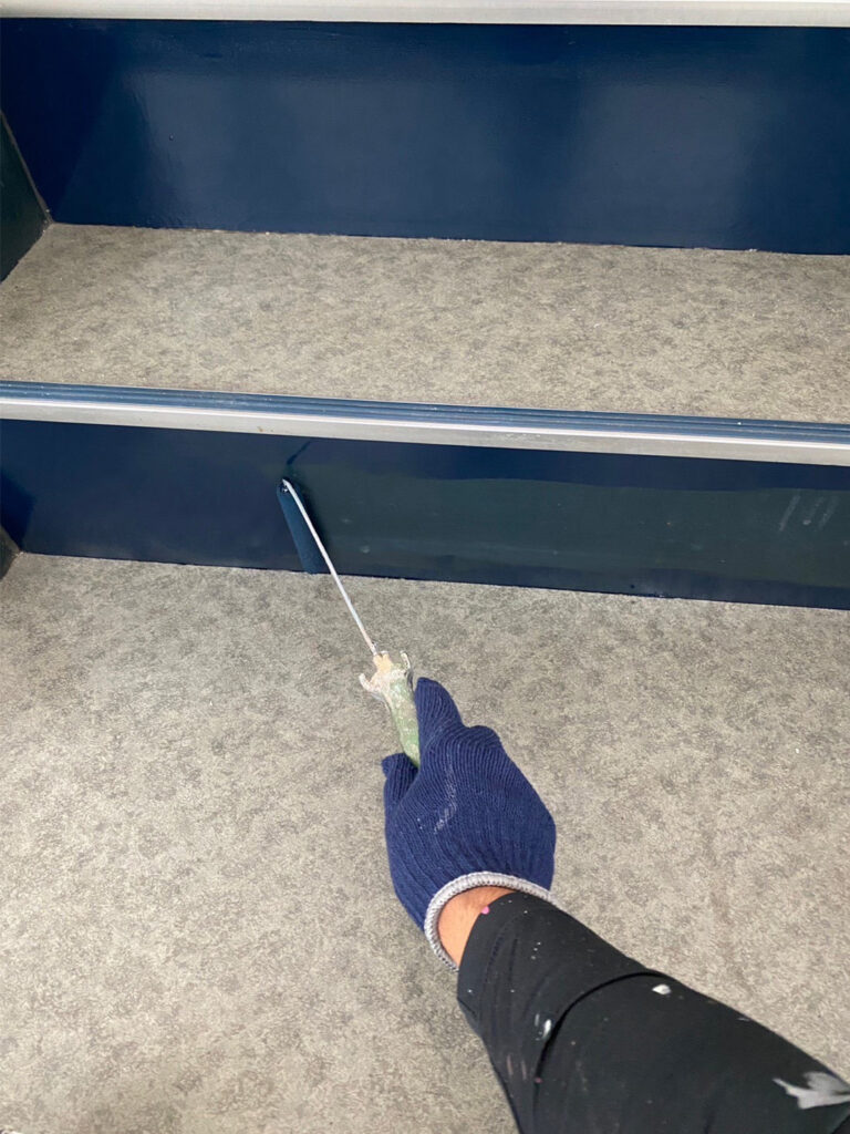 福岡県八女市 テナントビル【改修工事】屋内階段鉄部塗装 写真4