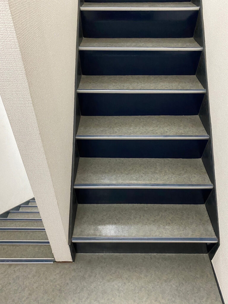 福岡県八女市 テナントビル【改修工事】屋内階段鉄部塗装 写真5