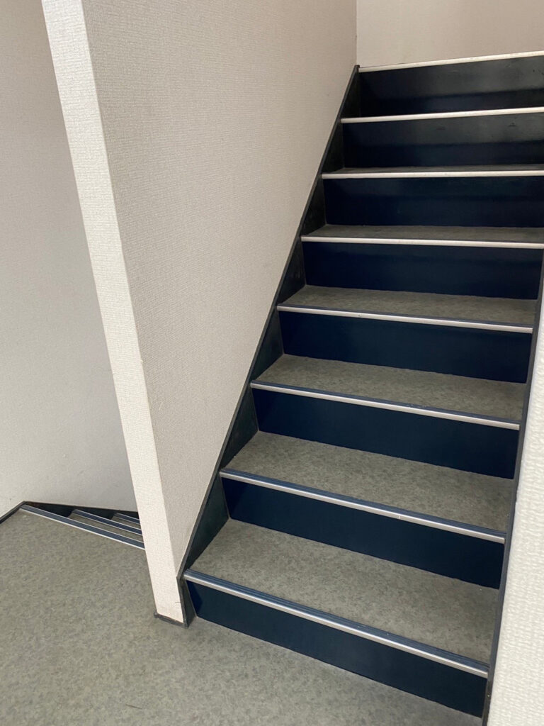 福岡県八女市 テナントビル【改修工事】屋内階段鉄部塗装 写真6