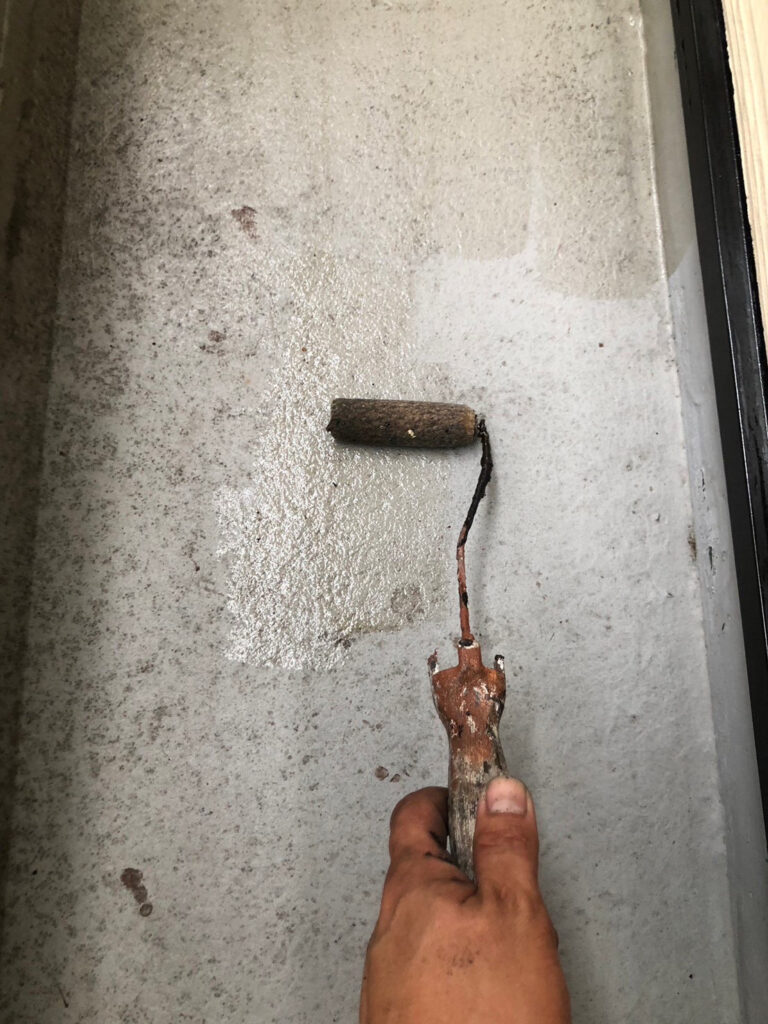 福岡県福岡市博多区 低層階テナントビル【塗装工事】ベランダ防水塗装 写真2