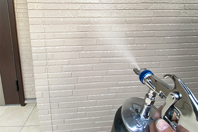 ドットコーティングの光触媒コーティング：外壁施工中写真