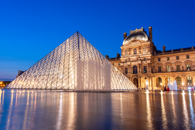 光触媒が導入されている有名施設：ルーヴル・ピラミッド